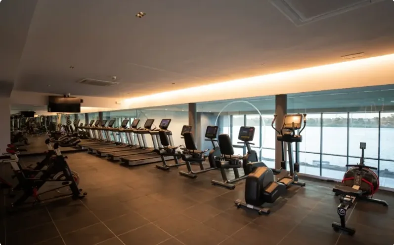 Gimnasio equipado con vista al lago