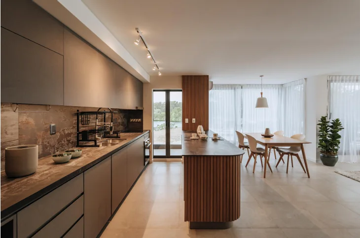Cocina contemporánea con isla