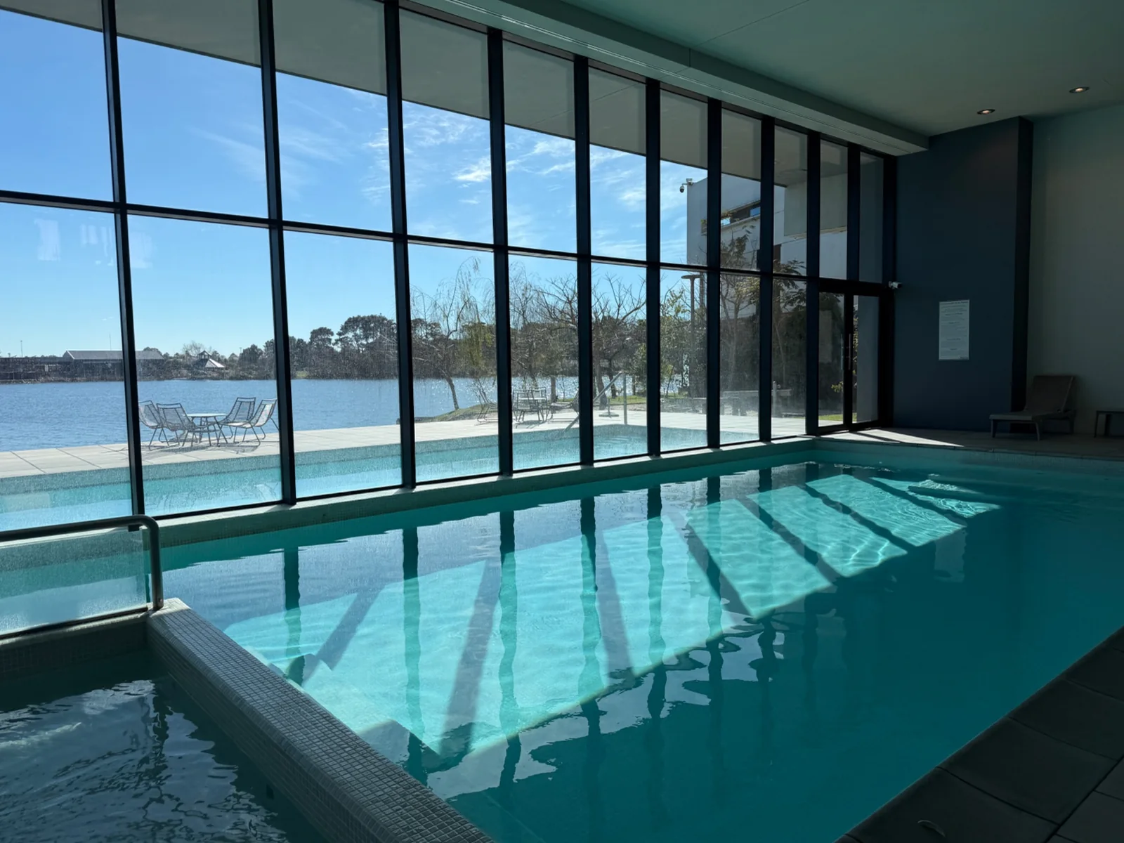 Piscina interior climatizada con vista al lago